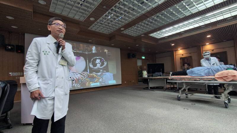 台大外科主任陳晉興（左）4日展示外科手術模擬平台指出，台大利用虛擬實境（VR）技術開發手術模擬平台OpVerse，可利用患者影像檢查資料建立3D數位模型，幫助醫師更精準找到腫瘤位置，以利腫瘤切除