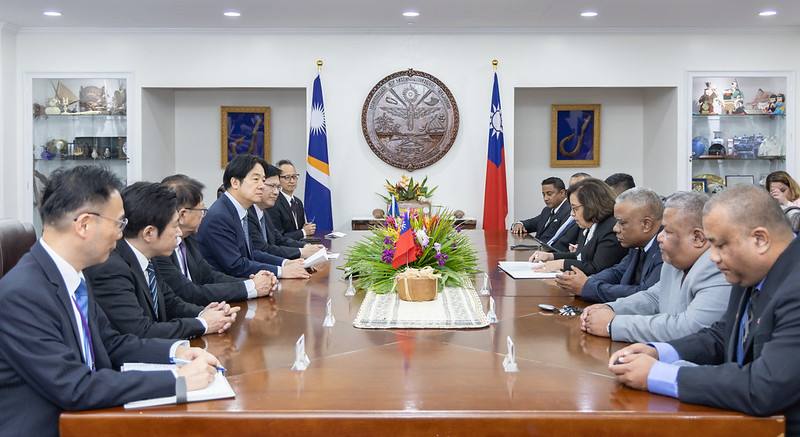President Lai exchanges views with President Hilda C. Heine of the Republic of the Marshall Islands and cabinet ministers.