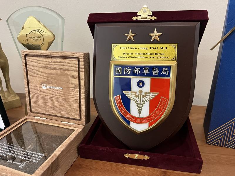 「藍/黃」組織自2014年開始支援烏克蘭，與國內外多個單位合作，獲得無數獎章，其中包含來自台灣國防部軍醫局的獎章