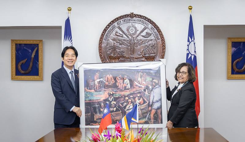 President Lai presents President Hilda C. Heine of the Republic of the Marshall Islands with a gift.