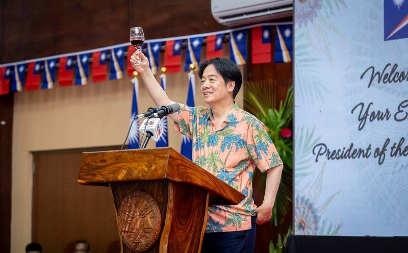 總統請所有貴賓一起舉杯，祝福兩國邦誼不斷深化、歷久彌新