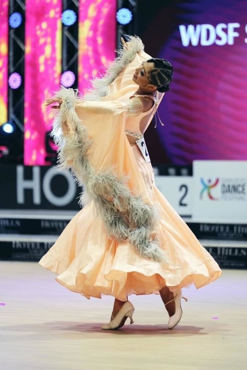 目前就讀新北市安康高中三年級的康歆妮（圖）從芭蕾舞到接觸拉丁舞，高中起學標準舞，成為真正國標舞十項選手，現在不僅標準舞出色，於拉丁舞成人組也位列世界排名第4，她說，將以挑戰雙料世界第一為目標。（康歆妮提供）