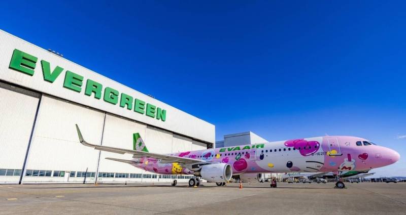 長榮航空公司與三麗鷗公司攜手推出的Hello Kitty彩繪機「粉萌機」4日正式亮相，首航將飛日本仙台。（桃園國際機場公司提供）