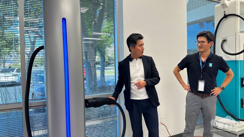 集團總經理林洋宏(左)親自展示充電樁