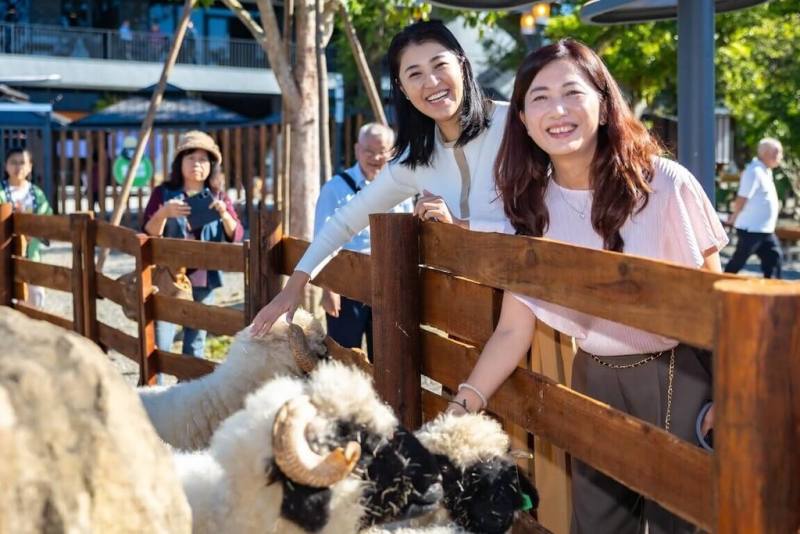 南投縣鹿谷鄉鹿芝谷動物生態景觀園區4日熱鬧開幕，南投縣長許淑華（右2）出席參觀並表示，感謝業者打造生態園區創造新景點，期待吸引更多遊客、促進地方經濟。（南投縣政府提供）