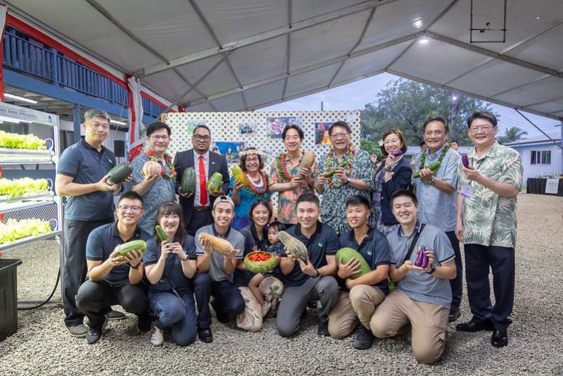 President Lai poses for a photo with vendors and technical mission members.