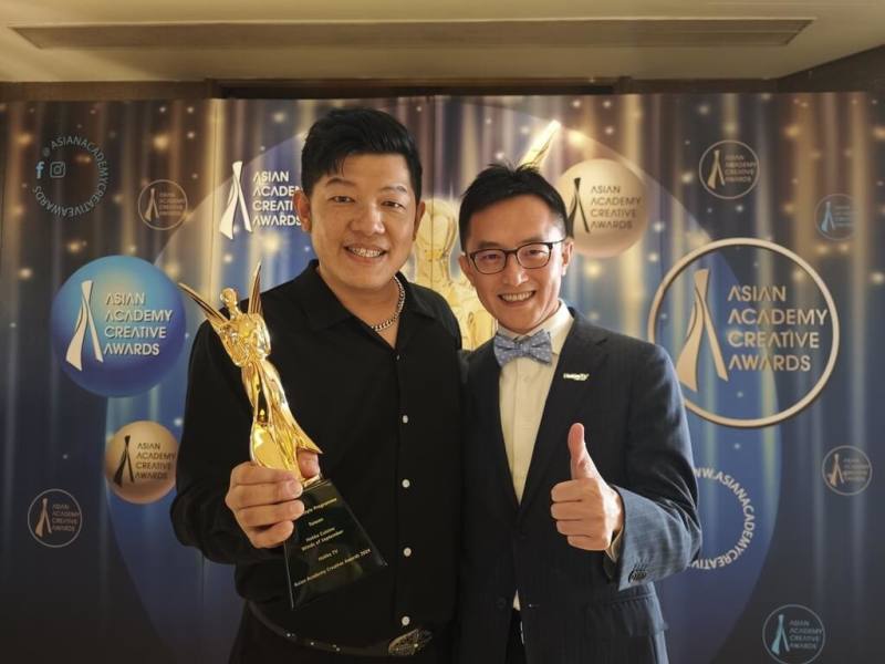 新加坡亞洲影藝創意大獎頒獎典禮本週登場，客家電視台以「吉日良辰客家封-九降風吹」獲得最佳生活風格節目獎，台長向盛言（右）3日出席活動。（客家電視台提供）