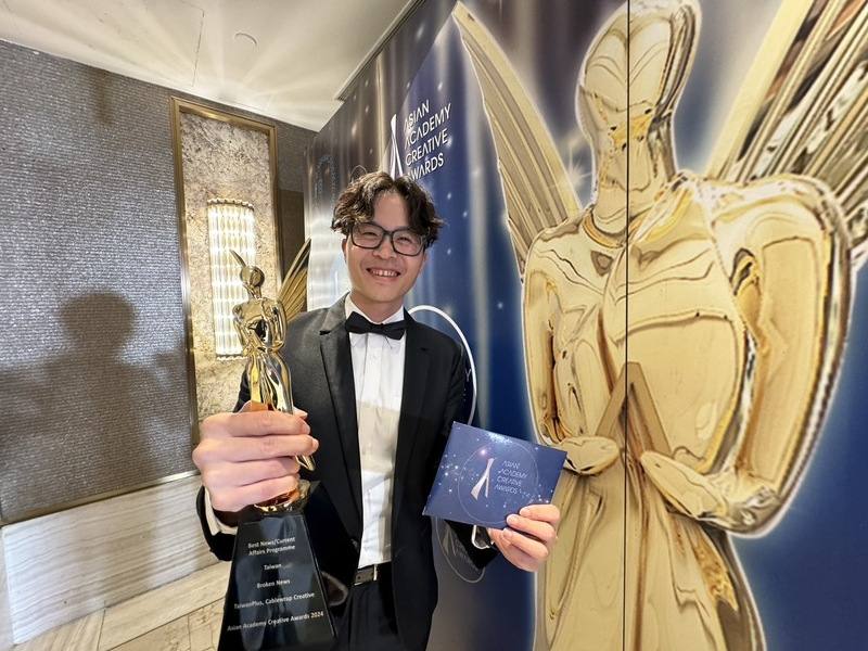 新加坡亞洲影藝創意大獎頒獎典禮本週登場，TaiwanPlus以Broken News獲得最佳新聞/時事節目獎。圖為節目部企劃組組長高偉豪3日晚間出席活動