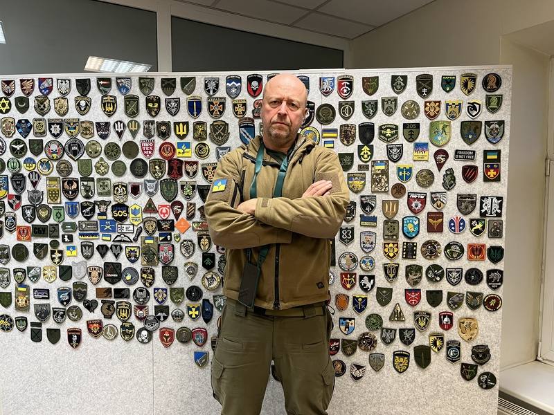 立陶宛最大援助烏克蘭的民間組織「藍/黃」負責人歐曼與前線以及烏克蘭高層保持密切關係，並多次獲得烏克蘭武裝部隊、立陶宛和烏克蘭總統授獎表彰