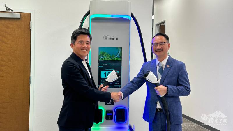 僑務委員會副委員長阮昭雄(右)參訪美國馳諾瓦科技公司，集團總經理林洋宏(左)親自接待