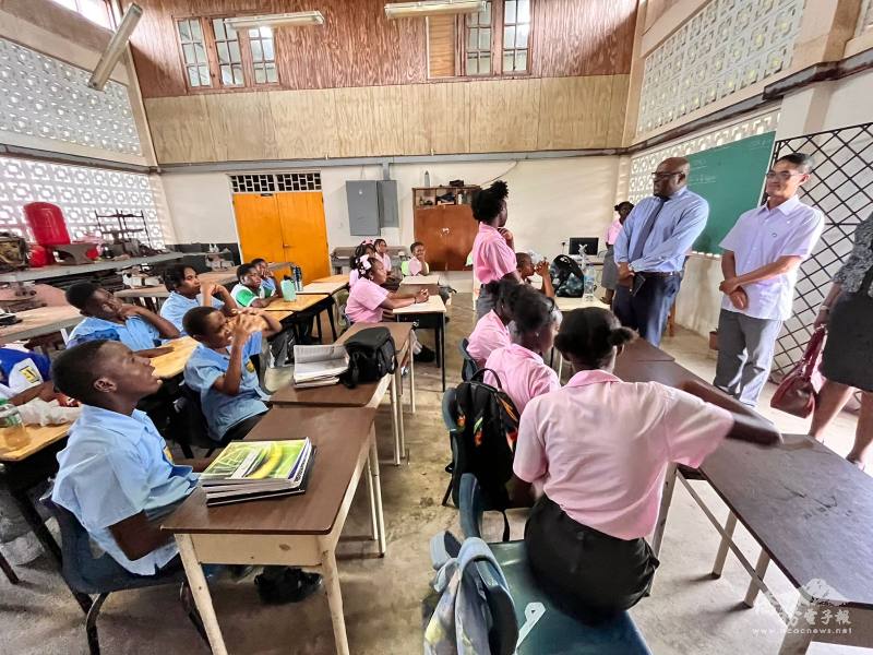 陳家彥參觀維福堡中學