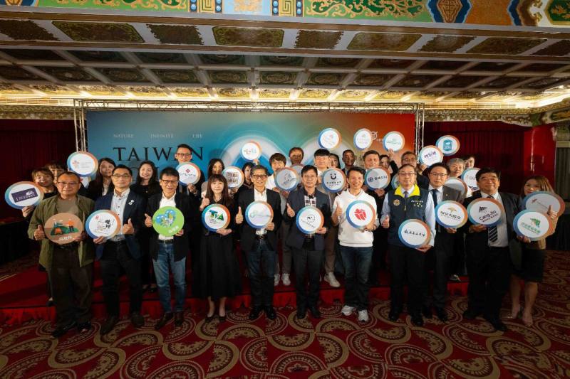 台灣樂活永續協會5日攜手雄獅旅遊，公布「2025樂活旅遊趨勢」，同時攜手合作業者，推出「樂活旅遊年」。(雄獅旅遊提供)