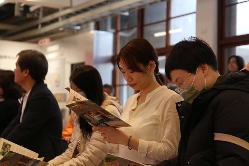 台東縣政府為外籍人士量身打造的外語刊物「Hello Taitung」，邀請居住在台東的外籍朋友們，撰文分享在台東生活的真實樣貌，最新1期已出刊，主題為「療癒的台東」。（台東縣政府提供）