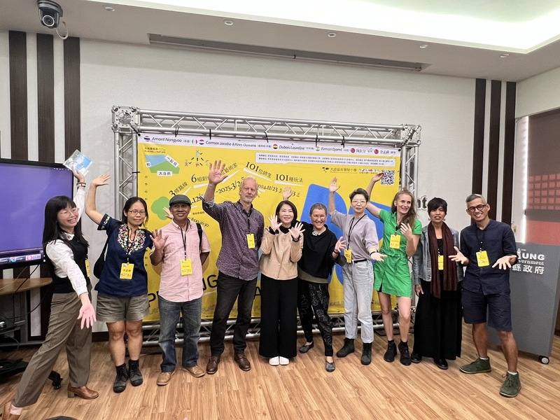 屏東大地藝術節14日開幕，有6個國家藝術家駐村，將遊戲融入創作，讓孩子、社區與大自然一起玩。屏東縣長周春米（左5）5日出席活動記者會，與藝術家們一同邀請民眾參與