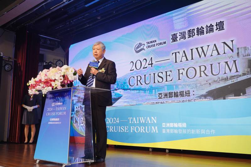 台灣港務公司董事長李賢義4日在「2024台灣郵輪論壇」上致詞。(港務公司提供)