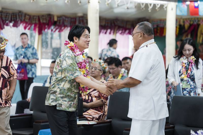 President Lai shakes hands with Governor-General Tofiga Vaevalu Falani of Tuvalu.