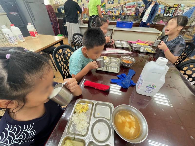 針對地方政府反應「班班有鮮乳」政策執行困難，訂不到乳源、缺冷鏈設備等，卓揆要求農業部一周內噢地方溝通改善。圖為學童營養午餐搭配鮮乳飲用情形。（新北教育局提供） (圖：中央社)