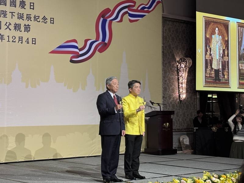 泰國貿易經濟辦事處4日舉辦「泰王國國慶暨蒲美蓬國王陛下誕辰紀念日暨泰國父親節」晚會，泰國駐台代表文那隆（Narong Boonsatheanwong，右）與外交部政次田中光（左）舉杯致意