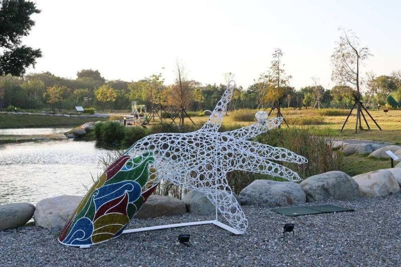 雲林縣辦理耶誕節裝飾品廢棄物減量徵件活動，邀請民眾發揮創意將廢棄物變成耶誕飾品，3件裝置藝術已亮相。圖為以廢玻璃打造象徵社會對環境守護承諾的「永續羅曼史」。（雲林縣政府提供）