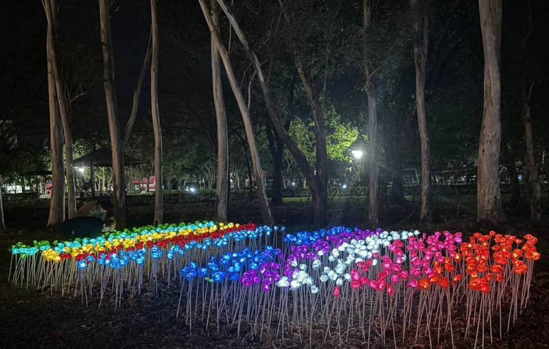 苗栗縣政府「2024苗栗音樂佳餚耶誕城」登場，文觀局5日表示，竹南運動公園周邊設有15個主題燈區，讓民眾體驗科技與藝術的結合，亮燈時間是每天晚間5時至10時。（苗栗縣政府提供）