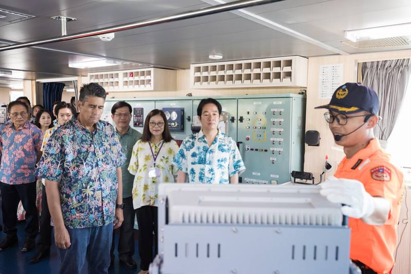 「繁榮南島 智慧永續」總統視察「臺帛海上救援聯合操演」