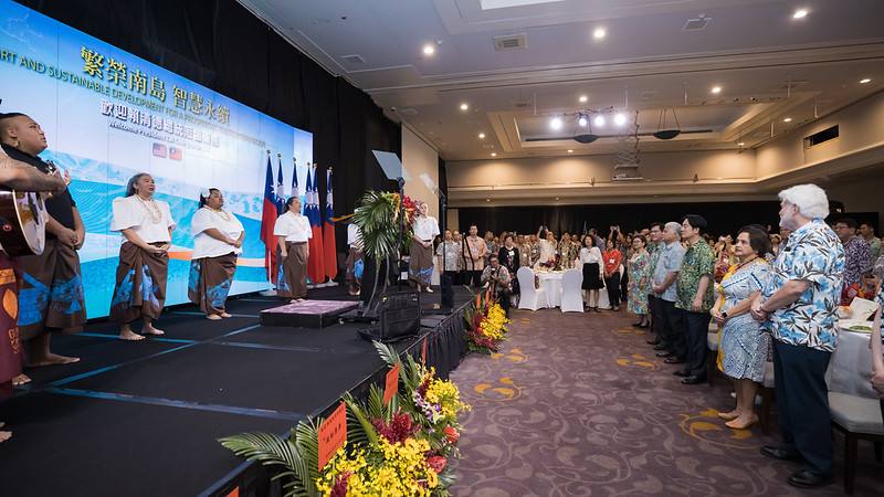 總統抵達會場後，首先欣賞關島文化團體唱誦原住民族查莫洛（Chamorro）祈福曲