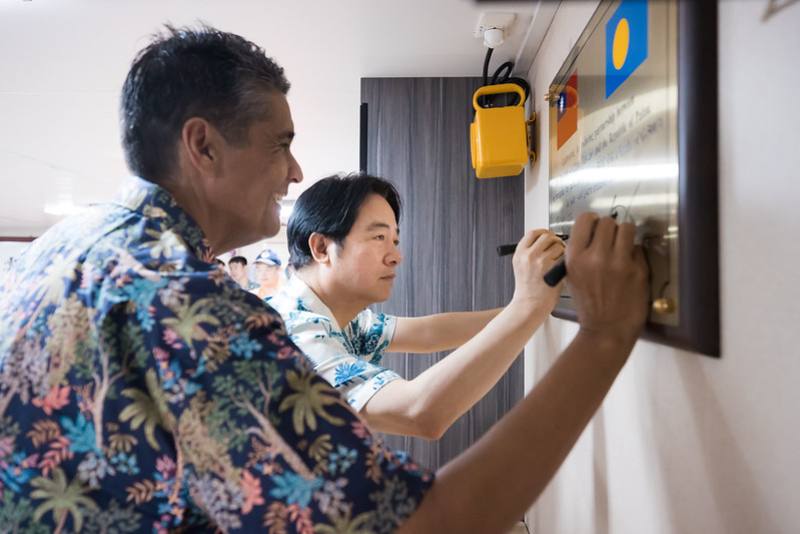 總統與惠恕仁總統共同為「臺帛友好紀念碑」揭牌及簽名