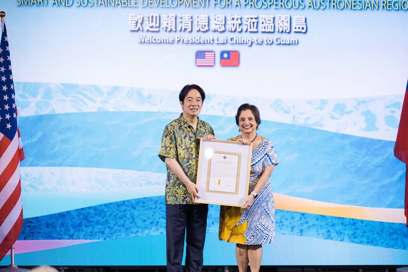 關島古蕾露總督呈贈賴總統賀狀