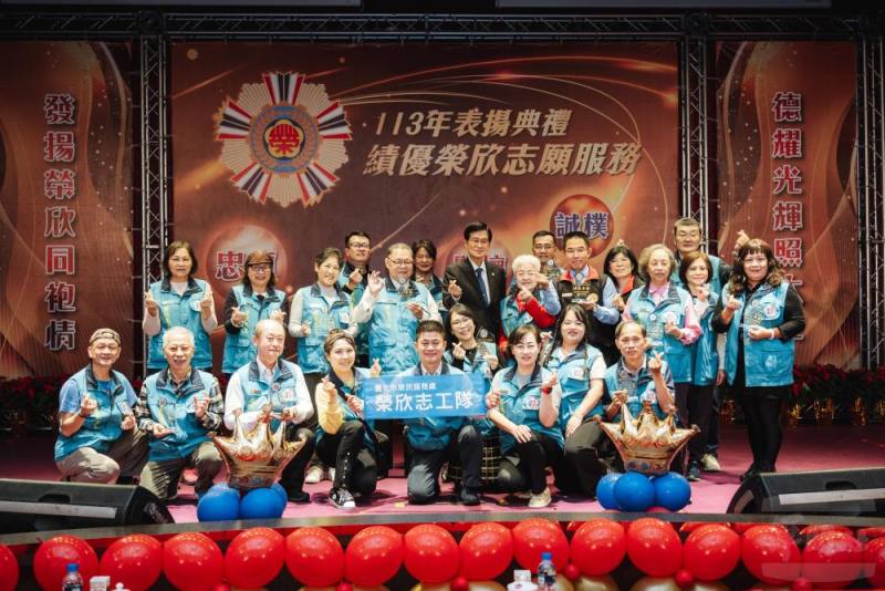 退輔會主委嚴德發與全國各縣市榮服處及榮民醫院志工合影