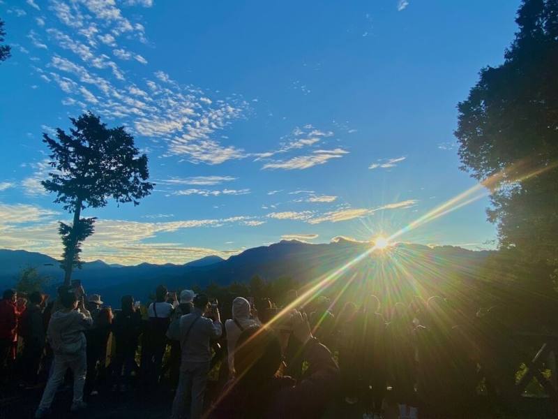 阿里山日出光芒萬丈，每年元旦都吸引許多民眾到上山觀日出。圖為往年阿里山日出畫面。（林鐵及文資處提供）