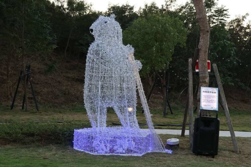 雲林縣舉辦耶誕節裝飾品廢棄物減量徵件活動，鼓勵民眾「轉廢為藝」，3件藝術裝置作品亮相，分別用廢金屬材、玻璃等創作，賦予其永續發展的全新詮釋。圖為用廢棄金屬材呈現氣候變遷與環境危機的作品「熊熊找不到家」。（雲林縣政府提供）