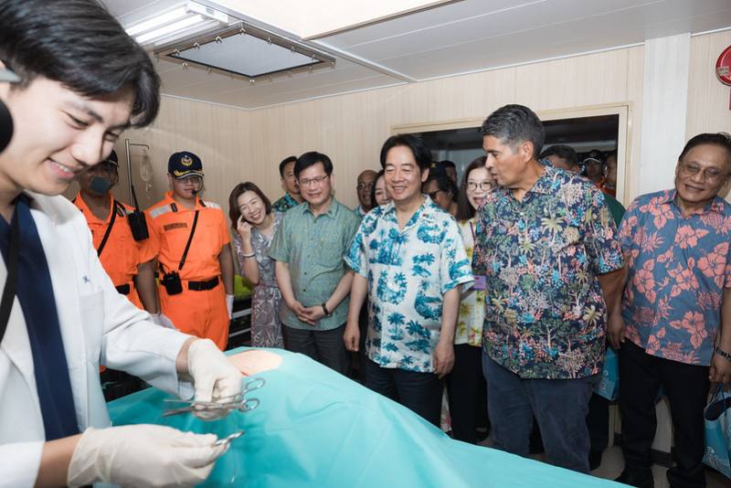 總統視察臺帛海上搜救演練及參觀艦艇醫療艙間設備