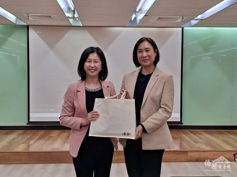 僑委會綜合規劃處處長郭淑貞致贈紀念品予臺師大副教授陳嘉凌