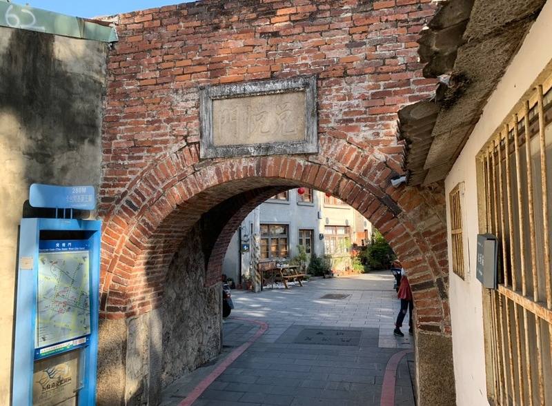 「兌悅門」隱身在台南市中西區信義街和文賢路口，高4公尺、牆厚3公尺，通行洞門呈圓拱型，高約2公尺、寬約3公尺；這座府城唯一人車可通行的城門雖小，卻是清領台灣府城垣的遺跡。