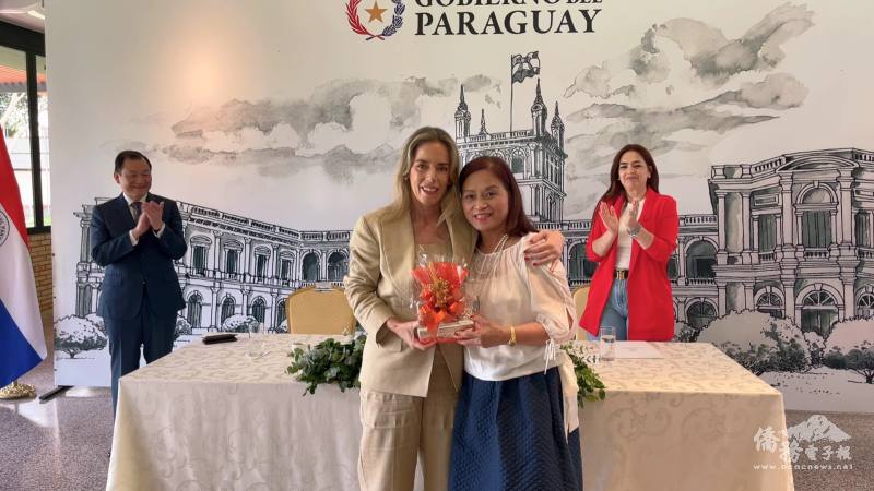 劉秀珠致贈紀念品