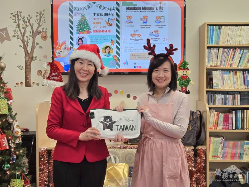 莊雅淑贈送陳紫雯臺灣黑熊紀念背包，感謝為圖書館帶來精彩的故事時間