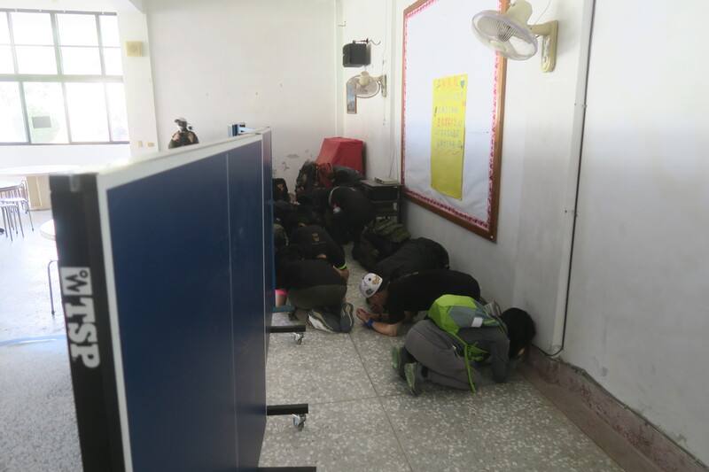 福摩薩學院7日舉行民防演訓體驗營，場景亦演練空襲警報時，民眾要躲避在室內的「第二道牆」後方，避免被玻璃等雜物所傷，參加者以桌球桌模擬第二道牆，進行掩蔽。