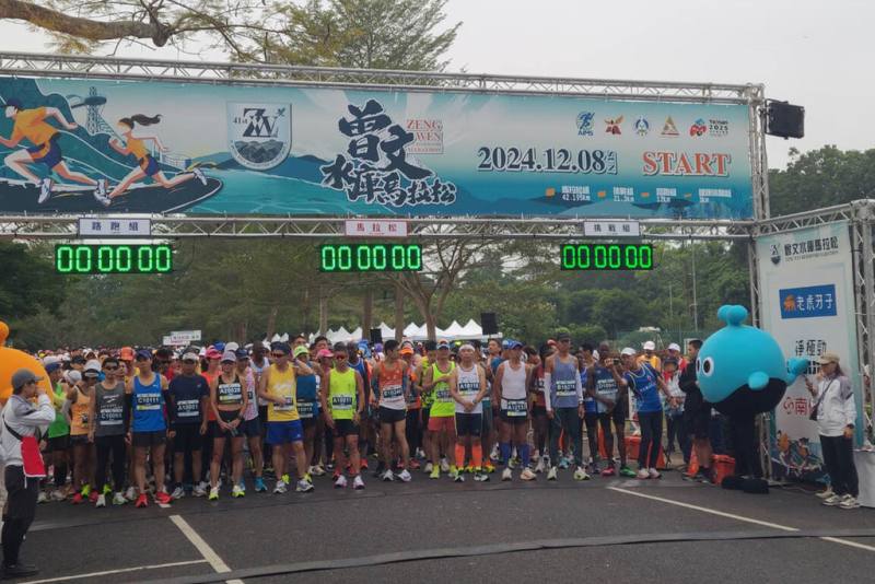 第41屆曾文水庫馬拉松8日登場，賽道以曾文水庫環庫道路為主，吸引逾3000名跑友參加。（台南市政府提供）