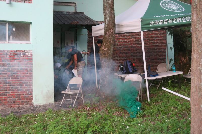 福摩薩學院7日舉行民防演訓體驗營，場景想定暴徒襲擾民眾的避難所，以煙霧彈模擬混亂場面。