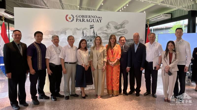 左起，僑務顧問杜德光、巴拉圭客屬宗親會會長廖哲毅、僑務諮詢委員司徒梓明、僑務諮詢委員郭鳳文、行政院政務顧問劉秀珠、巴拉圭第一夫人蕾蒂西亞、駐巴拉圭大使韓志正伉儷、僑務委員江昭萱、僑務諮詢委員邢增傑、秘書陳佳琪、僑務秘書陳奕綸