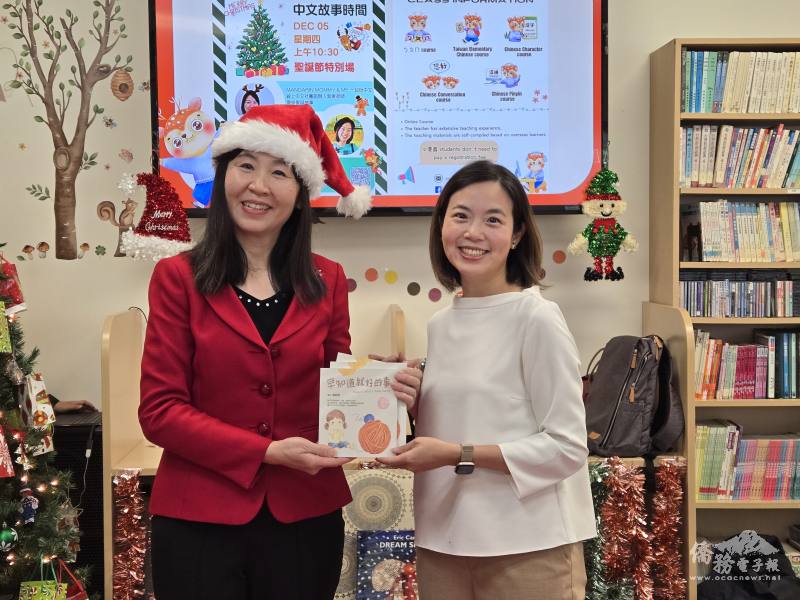 莊雅淑向邊歆茹頒發褒揚狀，感謝她對社區教育與藝術推廣的貢獻