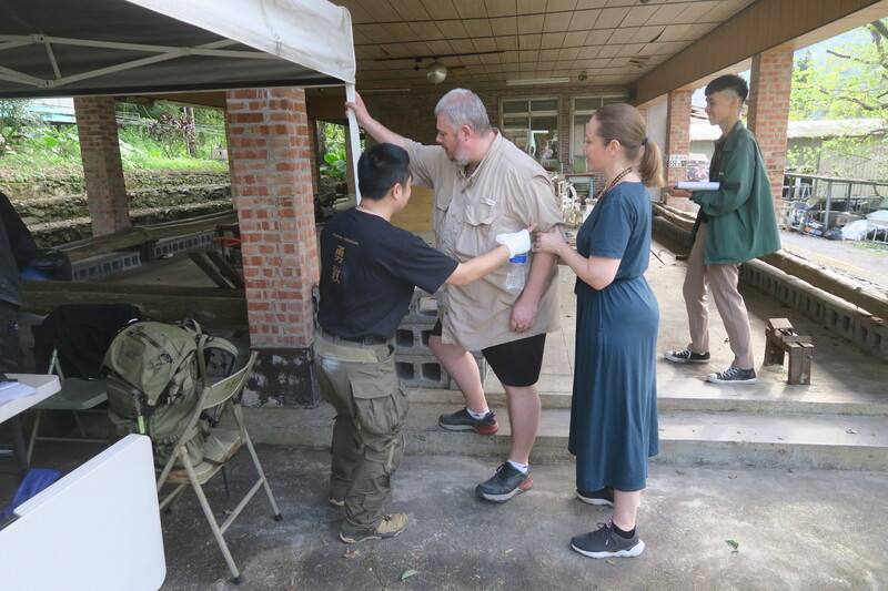 福摩薩學院7日舉行民防演訓體驗營，場景也想定戰爭爆發後，恐慌的外國人向避難的台灣民眾求助場景。