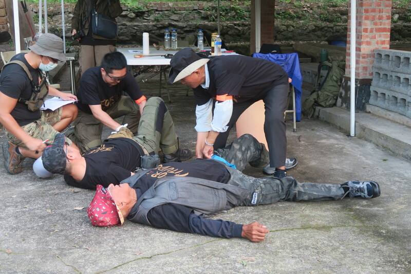 福摩薩學院7日舉行民防演訓體驗營，場景想定暴徒襲擾民眾的避難所，導致發生傷患需要以止血帶止血。