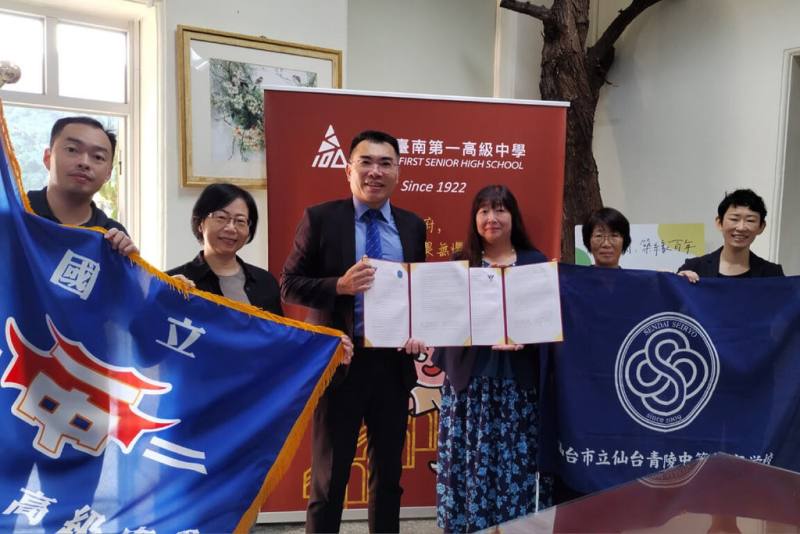 台南一中與日本仙台市青陵高校9日簽訂姊妹校協議，台南一中校長廖財固（左3）等人出席。（台南一中提供）