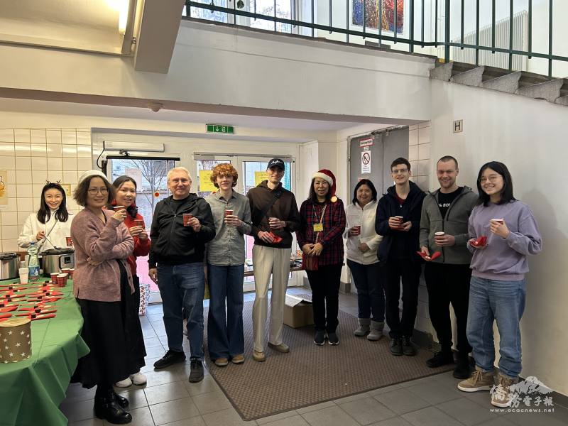 奧地利華語文學習中心學員也前來參與活動、感受佳節氣氛，並與僑校教職員合影留念