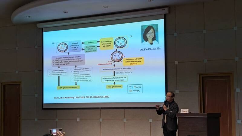 台大醫院小兒部過敏免疫風濕科主治醫師江伯倫（圖）指出，若家長擔心特定食品會導致寶寶過敏，關鍵是副食品要早點吃，而且種類及量都要多，藉此誘發孩子的口服耐受性。圖為江伯倫8日出席「台灣兒童與青少年皮膚醫學會2024年度研討會」專題演講