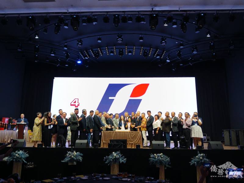 逢甲大學師長們祝賀逢甲大學校友會生日快樂