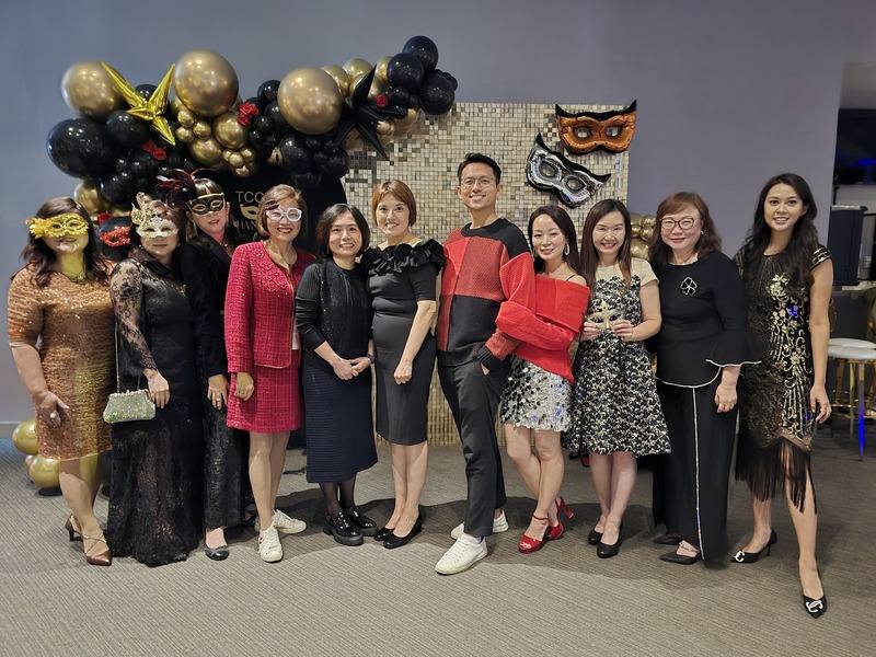 儘管加拿大經濟低迷，但卑詩省台灣商會理事長翁家婷（中）與成員們都互相打氣，稱要學習台灣棒球隊精神，努力不懈並合作共進，最終迎接勝利