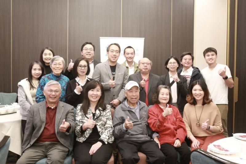 金山灣區文教中心主任莊雅淑與北美臺灣工程師協會矽谷分會會長李湘鶴、北美臺灣工程師協會總會會長楊燿宏以及前總會長余金榜、徐明璋、周信結，矽谷分會智庫主席兼前分會長林武吉等人幹部及貴賓合影