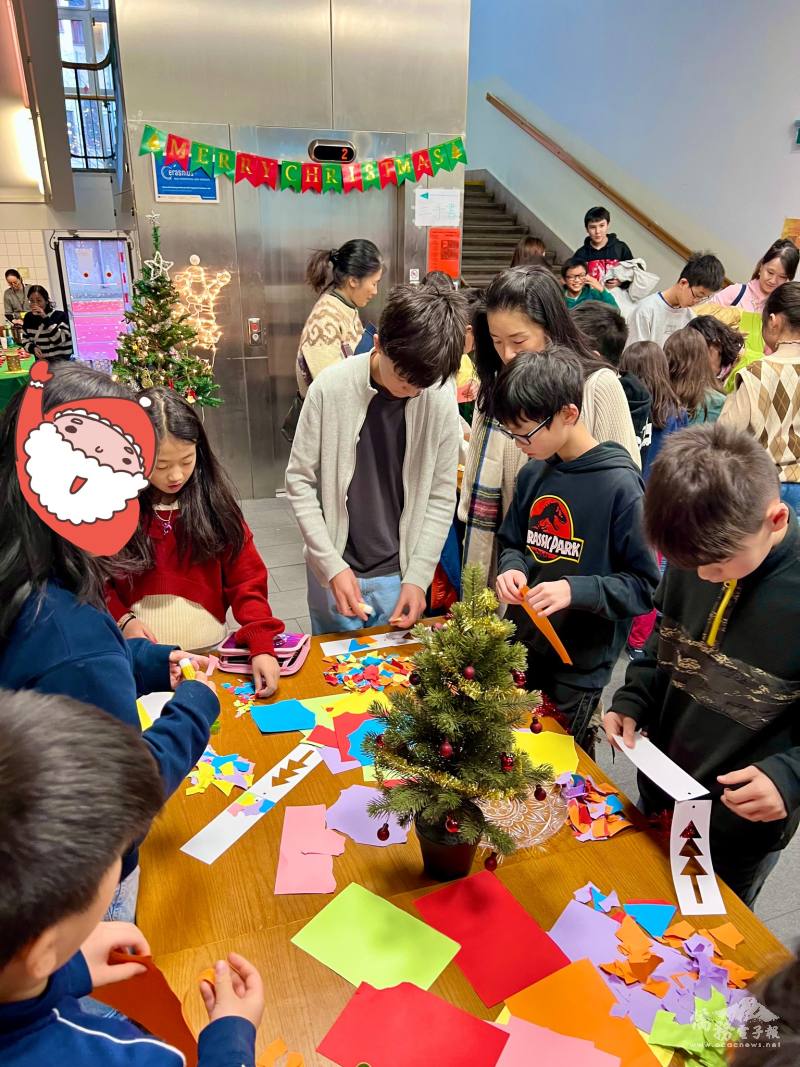 小朋友專心創作自己的聖誕書籤，充分展現創意與童趣